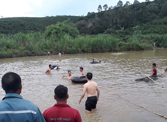 Hai anh em ruột tắm sông chết thương tâm