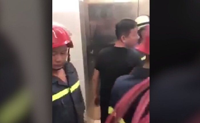 Bị mắc kẹt trong thang máy gần 20 phút, 21 người hoảng loạn