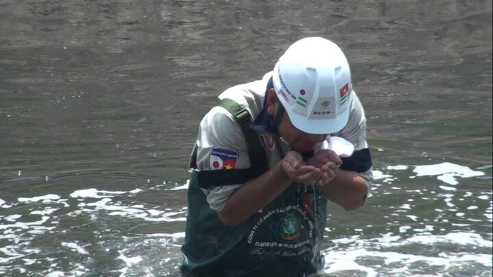 Video: Chuyên gia Nhật Bản dùng tay không lấy nước Tô Lịch ngửi mùi sau xử lý