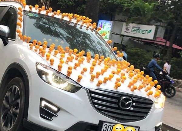 Thú nhún Emoji lò xo tạo 'cơn sốt' trên đường phố Hà Nội, người bán kiếm bộn tiền