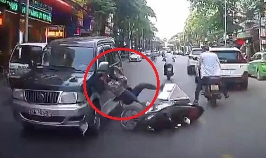 Clip: Vừa lái xe máy vừa dùng điện thoại, cô gái gặp ngã đập đầu vào bánh xe ô tô