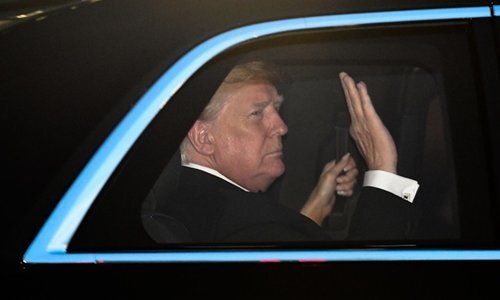 Mỹ thuê limousine từ công ty tang lễ phục vụ ông Trump công du