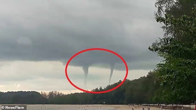 Clip: Vòi rồng kép cực hiếm càn quét bầu trời Thái Lan