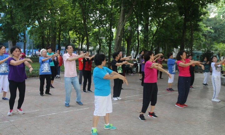 Video: Xem các cụ bà nhảy hiphop ở Hồ Gươm