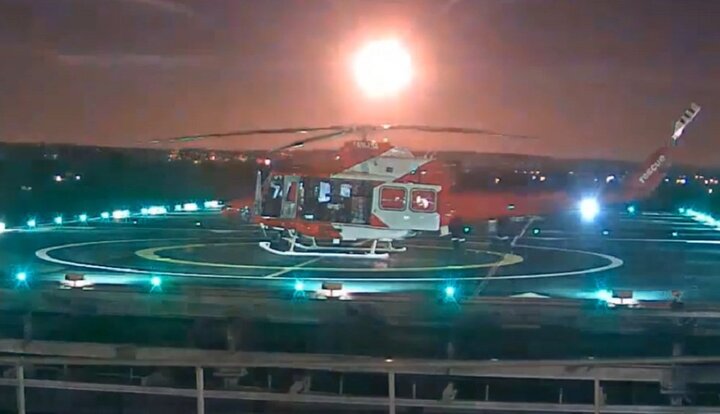 Video: Sao băng khổng lồ rực sáng như đĩa bay người ngoài hành tinh đổ bộ