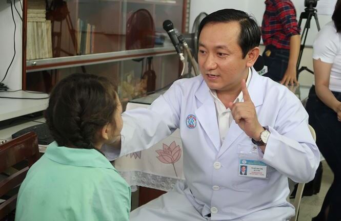 Cứu bé gái nghèo mang khối u ở mắt suốt 7 năm