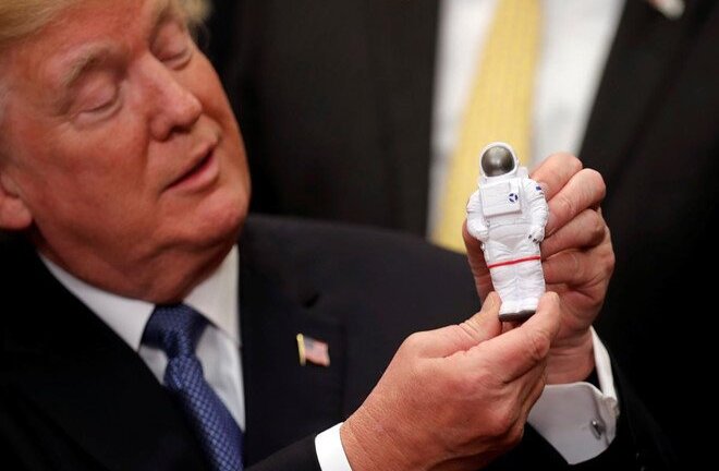 Ông Trump nhầm Mặt Trăng thuộc sao Hỏa?