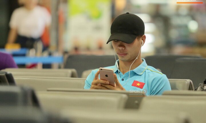 Công Phượng lẻ loi trên đường về Việt Nam, được thầy Park dặn dò kỹ càng trước khi chia tay