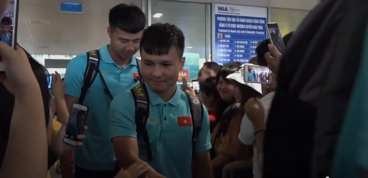 Video: Người hâm mộ chào đón tuyển Việt Nam trở về từ King's Cup
