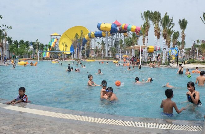Video: Hàng ngàn người đổ xô giải nhiệt tại công viên nước hiện đại nhất Thủ đô