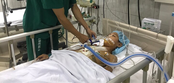 Cảm phục vợ chồng trẻ vừa cùng con chống chọi bệnh tim bẩm sinh, vừa chăm mẹ già ung thư giai đoạn cuối