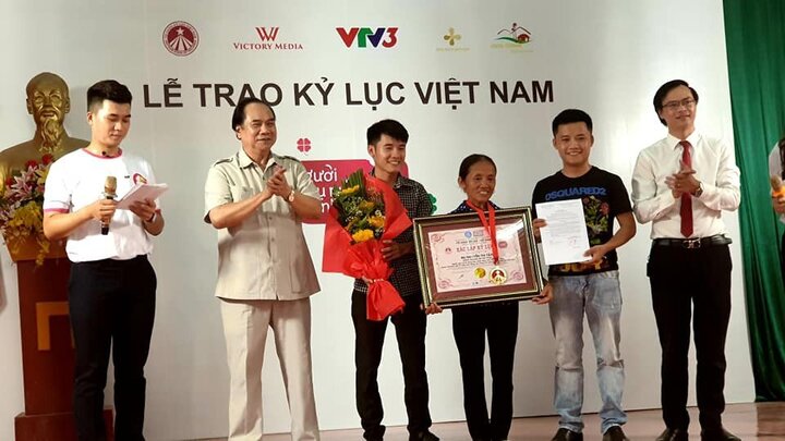 Bà Tân Vlog được nhận bằng xác lập kỷ lục Việt Nam