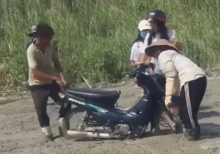 Clip: 2 cô gái phóng xe lao thẳng vào đường đang đổ bê tông khiến dân mạng chào thua