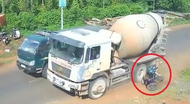 Clip: Người phụ nữ suýt chết dưới bánh xe bồn phóng nhanh vượt ẩu