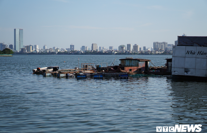 Chuyên gia hiến kế di dời du thuyền 'ma' nằm phơi trên Hồ Tây