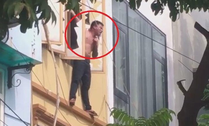 Clip: Khống chế nam thanh niên ngáo đá treo vắt vẻo ngoài ban công tầng 3 tại Hà Nội