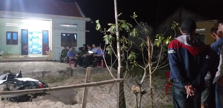 Bị hàng xóm truy sát, cha chết, 2 con nguy kịch