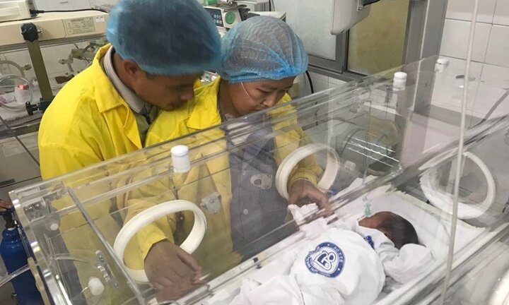 Clip: Sản phụ ung thư giai đoạn cuối nắm chặt tay con qua lồng kính mãi không rời