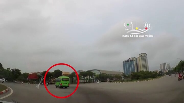 Kinh hoàng ô tô con phóng nhanh đâm ngang xe khách tại ngã tư