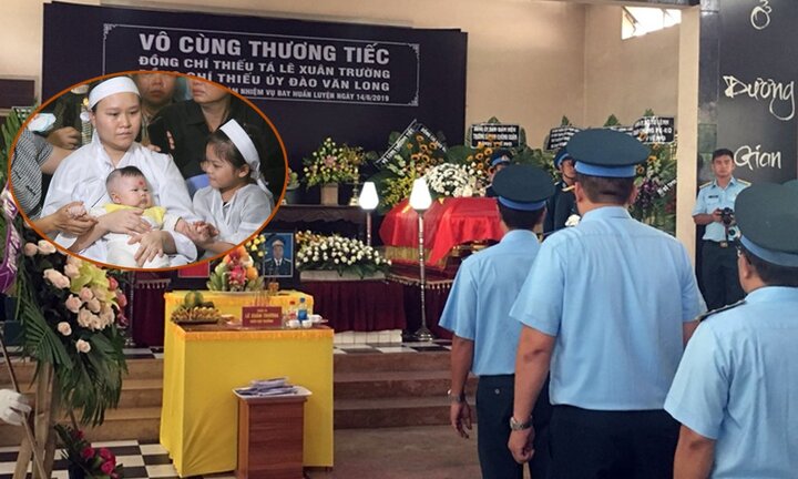 Nghẹn ngào hình ảnh vợ ôm con thơ ngơ ngác trong lễ tang phi công hy sinh