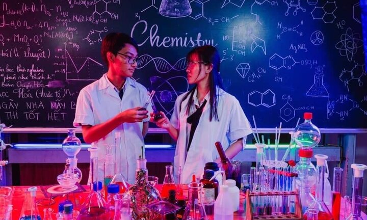 Bộ ảnh kỷ yếu phòng thí nghiệm độc đáo của học sinh Cần Thơ