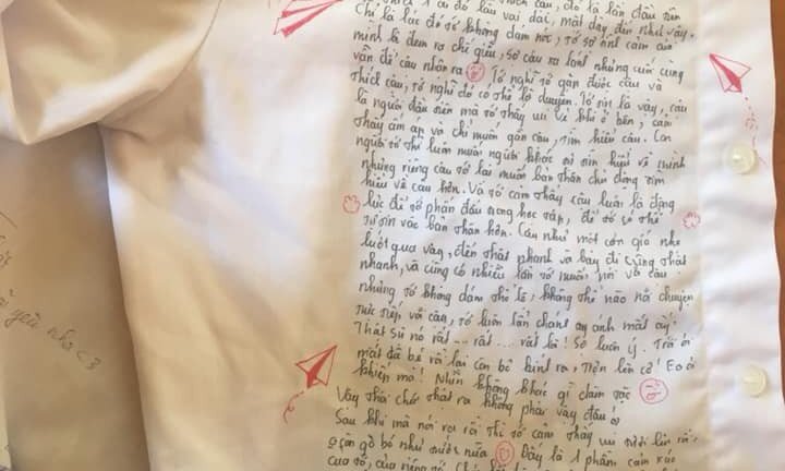 Dòng lưu bút cảm động trên chiếc áo trắng của nữ sinh yêu đơn phương