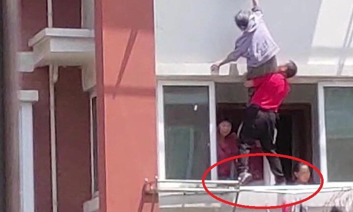 Clip: Thót tim cảnh giải cứu cụ bà ngã khỏi ban công tầng 4
