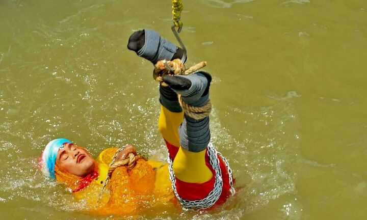 Video: Giây phút cuối cùng của ảo thuật gia Ấn Độ trước khi bỏ mạng dưới sông Hằng