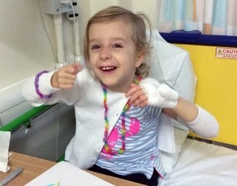 Bé gái 9 tuổi mắc bệnh kỳ lạ, chỉ cần chạm nhẹ da sẽ bị phồng rộp đau đớn