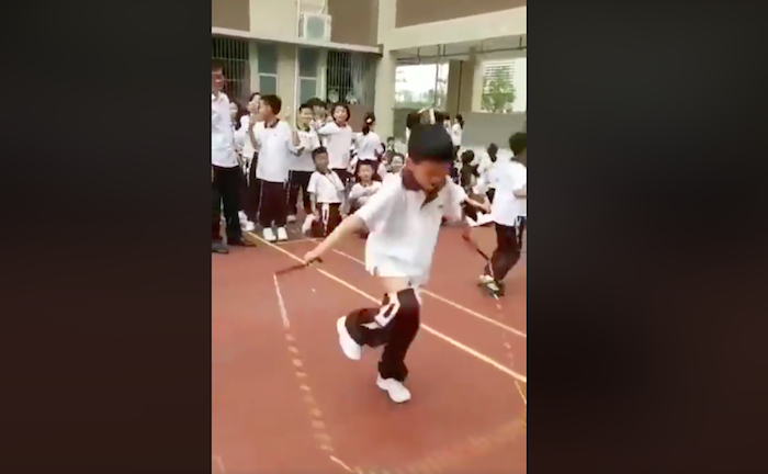 Sợ rớt môn thể dục, cậu học sinh Trung Quốc cố nhảy dây tới mức tụt quần