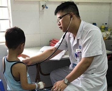 Nhảy xuống hồ bơi, bé trai 5 tuổi phải cấp cứu khẩn cấp