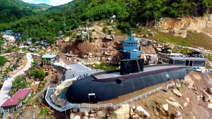 Mô hình tàu ngầm Kilo 636 như thật ở Khánh Hòa