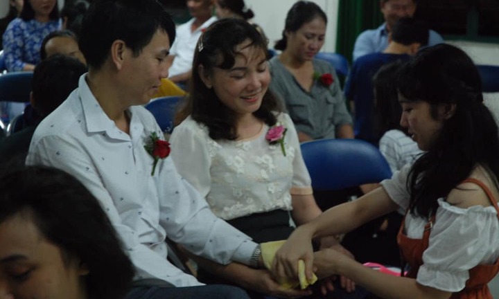 Ảnh: Học sinh TP.HCM lau tay cho cha mẹ trong buổi lễ tri ân