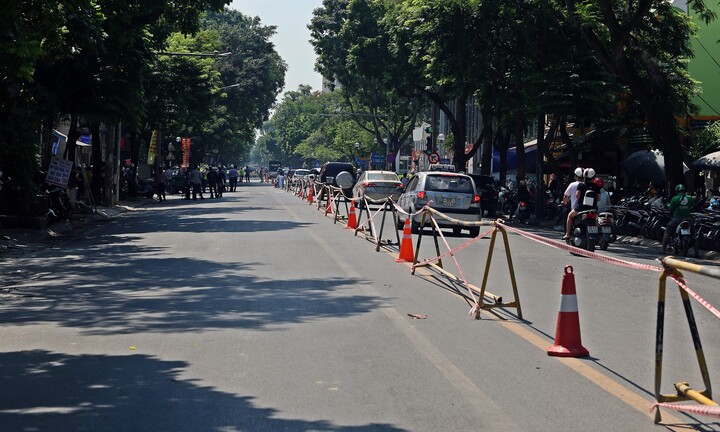 Bắt đầu rào thử xây ga ngầm S12 ở đường Trần Hưng Đạo, các phương tiện di chuyển như nào?