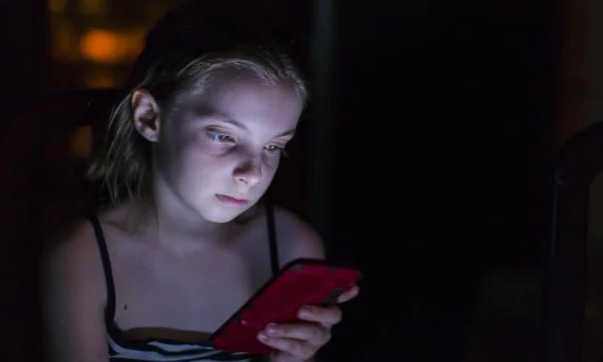 Cảnh báo chứng bệnh lạ, nguy hiểm khi nghiện điện thoại di động