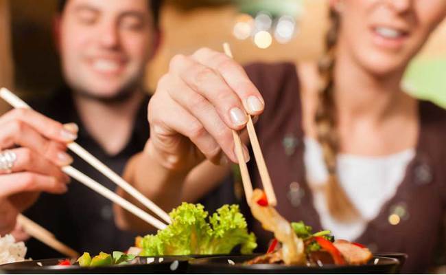 Thực hư chuyện ăn uống chung cũng có thể lây virus gây ung thư vòm họng