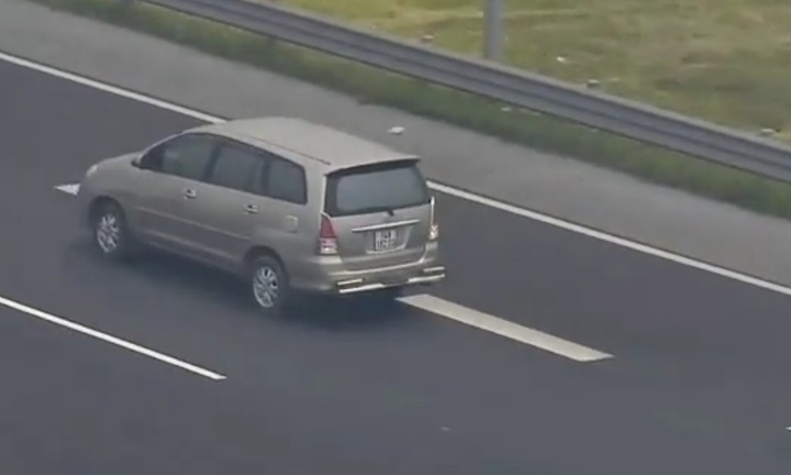 Clip: Lại xuất hiện ô tô đi lùi trên cao tốc Hà Nội- Hải Phòng