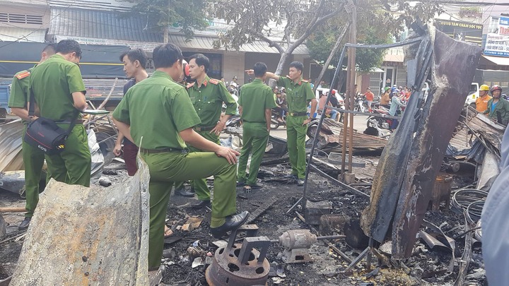 Ảnh: Hàng loạt ki-ốt bị thiêu rụi lúc rạng sáng ở Lâm Đồng