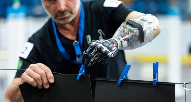 Cánh tay robot có thể điều khiển bằng suy nghĩ, không cần cấy ghép não