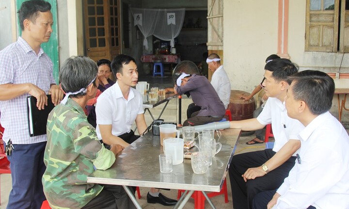 Giám đốc Sở GD&ĐT Nghệ An thăm hỏi gia đình các học sinh bị chết đuối trước ngày thi THPT