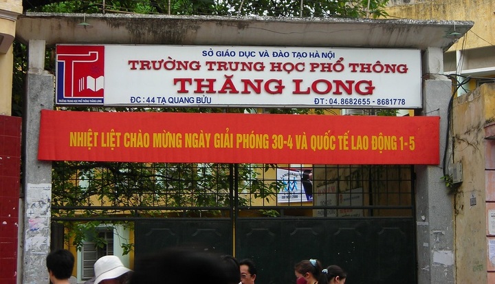 Trường THPT top đầu Hà Nội lại hạ điểm chuẩn lớp 10, xuống thấp kỷ lục, phụ huynh tiếp tục 'sốc'