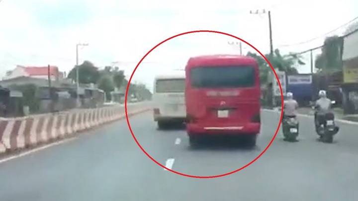 Clip: Thót tim cảnh hai xe khách lạng lách, rượt đuổi nhau, kết thúc bằng màn hỗn chiến