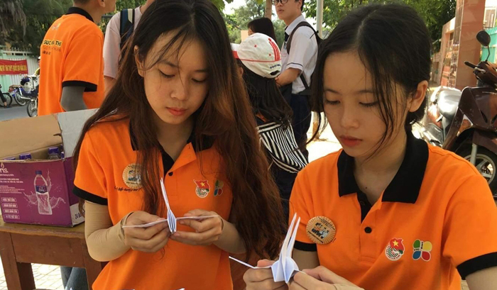 Tình nguyện viên Ninh Thuận gấp hạc giấy tặng sĩ tử, kèm lời chúc thành công