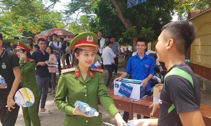 Ảnh: Nữ cảnh sát 'gây thương nhớ' khi phát nước cho sĩ tử ở Nghệ An