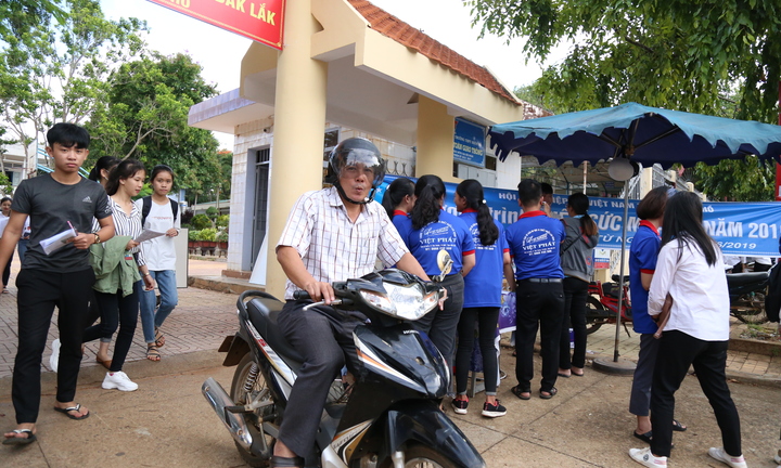 Nguyên Phó chủ tịch Mặt trận xã ở Đắk Lắk 45 tuổi dự thi THPT Quốc gia 2019