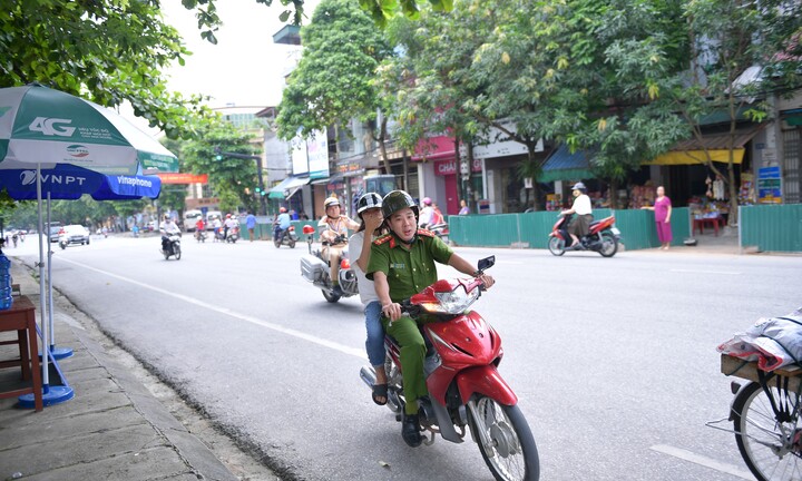 Dùng xe hộ tống thí sinh ngủ quên đến điểm thi ở Hà Giang, người trong cuộc nói gì?