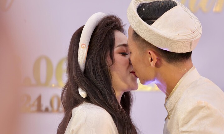 Trung vệ Bùi Tiến Dũng hát 'Nắm lấy tay anh' đầy ngọt ngào, khép lại lễ ăn hỏi hoành tráng