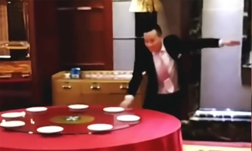 Clip: Bồi bàn Trung Quốc sắp bàn tiệc trong 6 giây