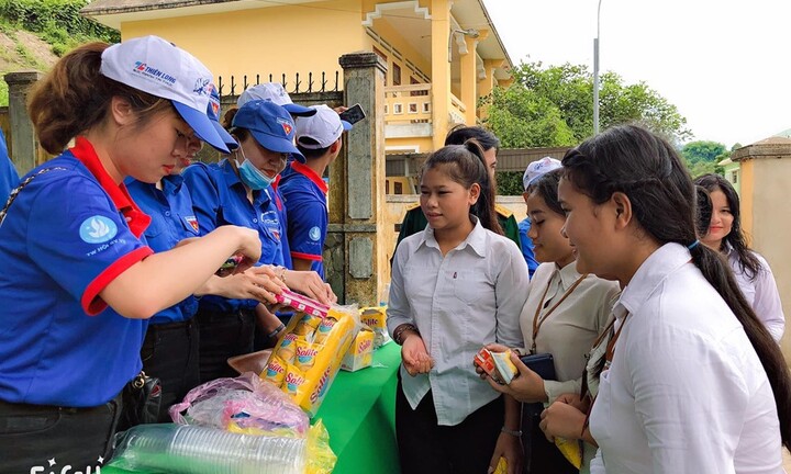 Học trò đồng bào Ca Dong, Quảng Nam no bụng, mát lòng ‘vượt vũ môn’