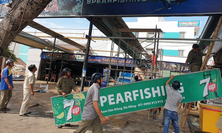 ‘Xóa sổ’ hàng loạt nhà hàng, quán nhậu trái phép ven biển Đà Nẵng